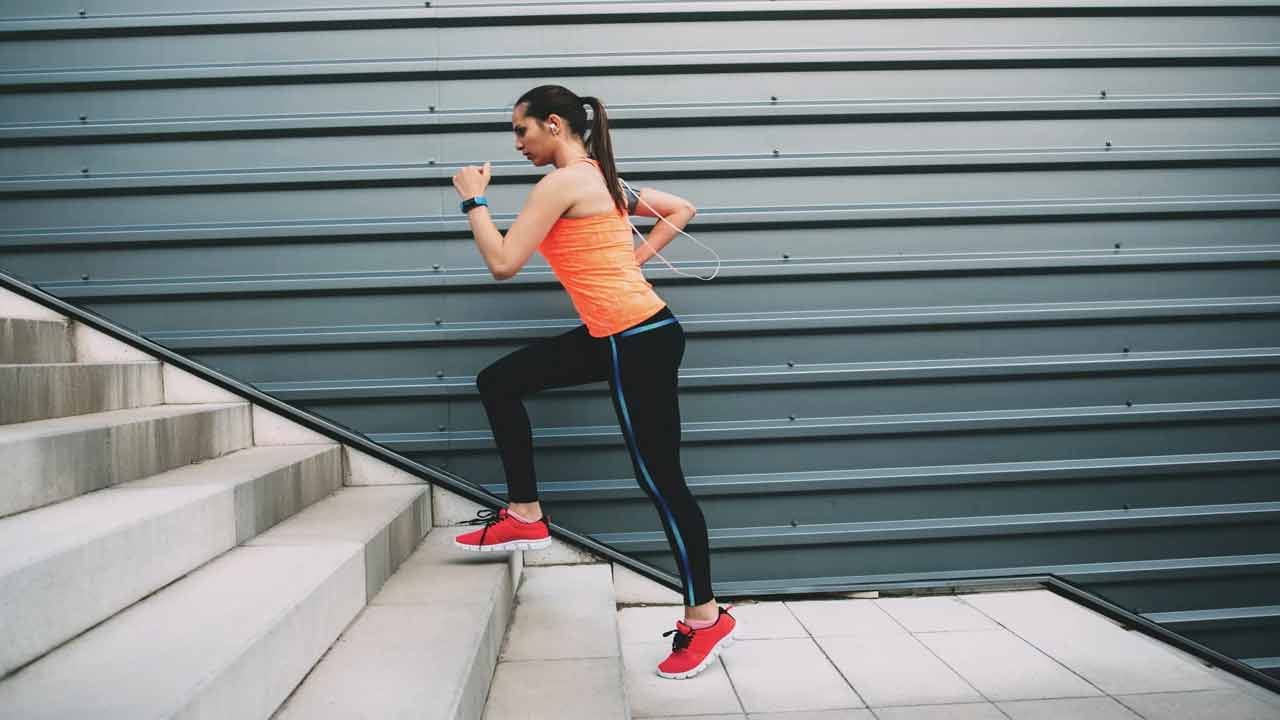 మెట్లు ఎక్కడం అనేది శరీరంలో కొవ్వును బర్న్ చేయడానికి సహాయపడే మంచి వ్యాయామం. దీన్ని క్రమం తప్పకుండా చేస్తే త్వరగా బరువు తగ్గుతారు. మెట్లు ఎక్కడం ఓర్పును పెంచే ఒక ఏరోబిక్ వ్యాయామం. క్రమం తప్పకుండా మెట్లు ఎక్కితే ఓర్పు పెరుగుతుంది.