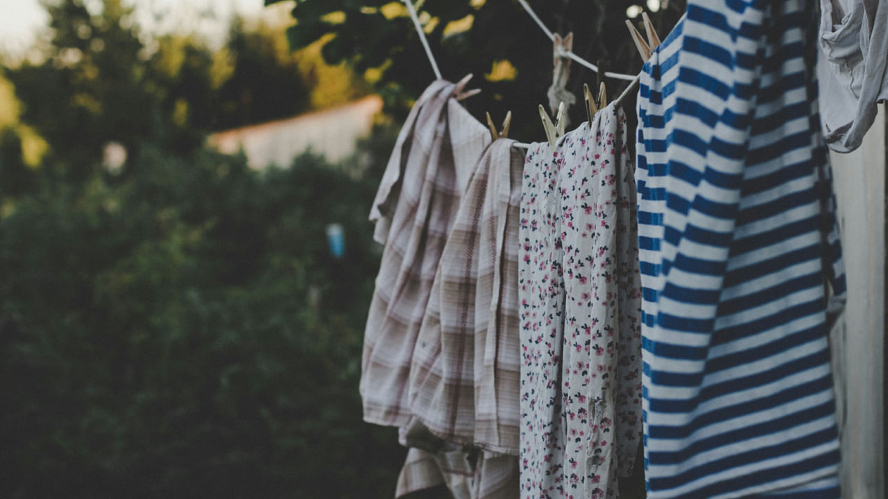 కొందరు బట్టలను ఆరబెట్టేటప్పుడు దండంపై ఒకదానిపై మరొకటి వేస్తూ ఉంటారు. అలా చేస్తే బట్టలు త్వరగా ఆరవు, కాబట్టి బట్టలను వీలైనంత దూరంగా వేయండి. ఇలా చేస్తే బట్టలకు సరైన వెంటిలేషన్ తగిలి అవి త్వరగా ఆరిపోతాయి. ఇంకో విషయం అన్ని బట్టలు ఒకే తీగపై వేయడానికి బదులు వేరు వేరుగా వేయండి, లేదా హ్యాంగర్స్ను ఉపయోగించండి.