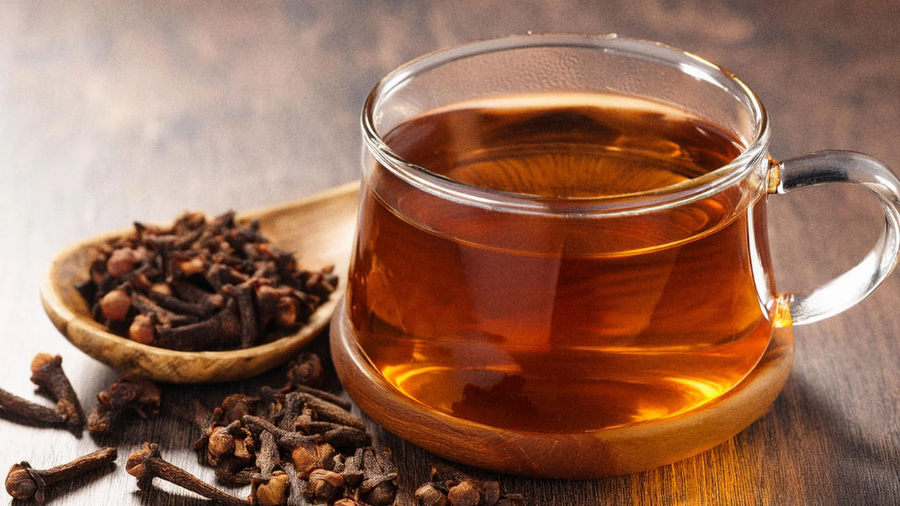 లవంగం టీ - జీర్ణక్రియను మెరుగుపరచడంలో లవంగాలు మంచి ఎంపిక. లవంగాలలోని పదార్ధం జీర్ణ ఎంజైమ్‌ల విడుదలలో సహాయపడుతుంది. ఇందులోని యూజినాల్ జీర్ణాశయంలో మంటను తగ్గించడంలో కూడా సహాయపడుతుంది. ఫలితంగా జీర్ణశక్తి పెరుగుతుంది. లవంగాలు రక్తంలో చక్కెర స్థాయిలను నియంత్రించడంలో కూడా సహాయపడతాయి. కొన్ని లవంగాలను వేడి నీటిలో వేసి మరిగించాలి. కావాలంటే అల్లం వేసుకోవచ్చు.
