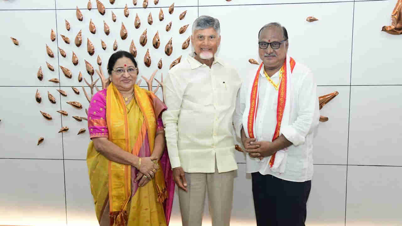 CM Chandrababu: 108 దేవాలయాల్లో సంకీర్తనా గానం.. మొక్కు చెల్లించుకున్న అభిమానిని కలిసిన సీఎం చంద్రబాబు!