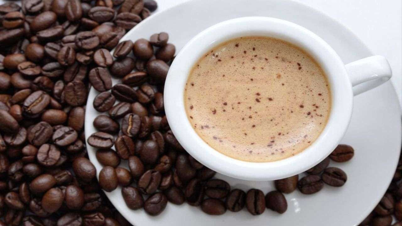 కాఫీతో ద్రాక్షపండు, నారింజ వంటి సిట్రస్ పండ్లను కలపవద్దు. అలా చేయడం వల్ల శరీరంలో ఆమ్లత్వం పెరుగుతుంది. ఇది జీర్ణ సమస్యలను కూడా కలిగిస్తుంది. అలాగే మీరు ఎప్పుడైనా ఎర్ర మాంసం తింటే, పొరపాటున కాఫీ తాగకూడదు. దీనివల్ల మాంసం జీర్ణం కావడం ఆలస్యం అవుతుంది. ఎర్ర మాంసం ఐరన్‌ శోషణలో కూడా సమస్యలు వస్తాయి.