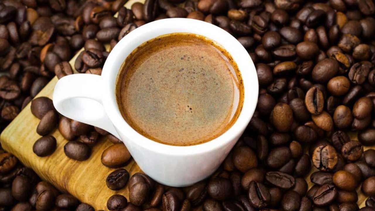 కాఫీ అంటే చాలా మందికి ఇష్టం. కొందరు రోజులో ఒకసారి కాఫీ తాగితే, మరికొందరు కనీసం రోజులో రెండు లేదా మూడు సార్లు ఎంతో ఇష్టంగా కాఫీ తాగుతుంటారు. అయితే తాజాగా కాఫీ గురించి వైద్యులు షాకింగ్ విషయాలు వెళ్లడించారు. కాఫీ లో కెఫిన్ ఎక్కువగా ఉంటుందన్న విషయం తెలిసిందే. అయితే ఇది మన శరీరంలోకి వెళ్లడానికి దాదాపు 20 నిమిషాలు పడుతుందంట. అలాగే కాఫీ తాగడం వలన చురుకుదనం పెరగడమే కాకుండా అనేక ప్రయోజనాలు ఉన్నయాంట.