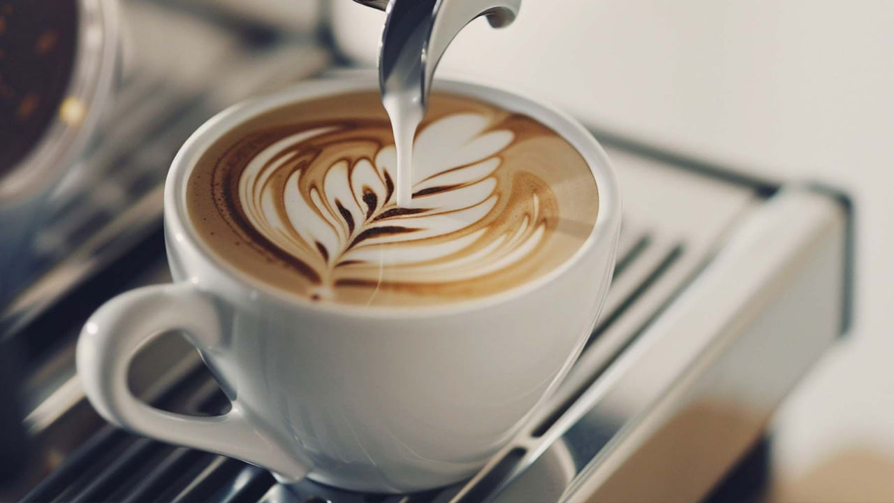 టీ, కాఫీలను తరచుగా తీసుకుంటూ ఉంటారు. అయితే మోతాదుకు మించి ఎక్కువ సార్లు టీ, కాఫీలు తాగే వారిలో కూడా తెల్ల జుట్టు కనిపిస్తుంది. ఎందుకంటే వీటిల్లో ఉండే కెఫిన్.. శరీరం పోషకాలను గ్రహించకుండా చేస్తుంది. దీంతో జుట్టు నల్లగా మారుతుంది.