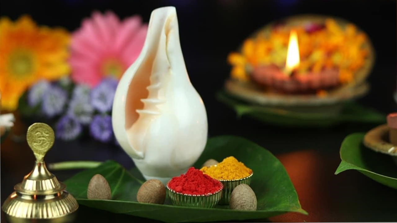 కర్కాటకం, వృశ్చికం, మీనం (నీటి మూలక రాశులు): ఈ రాశికి చెందిన వ్యక్తులు లక్ష్మీ శంఖం లేదా పంచముఖి శంఖాన్ని పూజించడం చాలా శుభప్రదం. ఇది మానసిక ప్రశాంతత, ప్రేమ, ఆధ్యాత్మిక పురోగతిని ఇస్తుంది.
