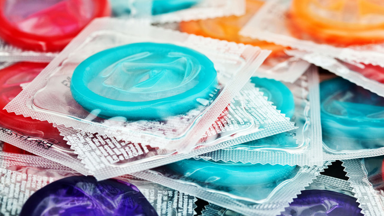 ఆఫ్ఘనిస్తాన్: కొన్ని నివేదికల ప్రకారం.. కండోమ్‌లను నిషేధించిన దేశాల జాబితాలో ఆఫ్ఘనిస్తాన్ మొదటి ప్లేస్‌లో ఉంది. ఆఫ్ఘనిస్తాన్‌లో తాలిబాన్ ప్రభుత్వం దేశంలో కండోమ్‌ల వాడకాన్ని నిషేధించింది. ఎందుకంటే కండోమ్ వాడకం ఇస్లామిక్ విలువలకు విరుద్ధమని అక్కడి ప్రభుత్వం తెలిపింది. ఈ మేరకే ఈ నిర్ణయం తసుకుంది. ఇక్కడ కండోమ్‌లను అమ్మడం చట్టవిరుద్ధమైన చర్య. ఎవరైనా ప్రభుత్వ నిబంధనలు అతిక్రమించే వీటిని అమ్మితే వారిపై కఠిన చర్యలు తీసుకుంటారు. 