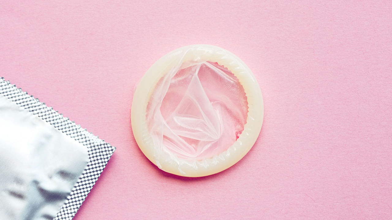 నైజీరియా: నైజీరియాలో కండోమ్ల అమ్మకం, వాడకం చట్టవిరుద్ధం. అక్కడ లభించే కండోమ్లు నాణ్యత లేనివని కొన్ని ఆరోపణలు ఉన్నాయి. అందుకే ఇక్కడి ప్రజలు వాటిని ఉపయోగించడానికి వెనుకాడతారు. సురక్షితమైన లైంగికసంబంధం గురించి అక్కడ అవగాహన తక్కువగా ఉన్నట్టు తెలుస్తోంది.