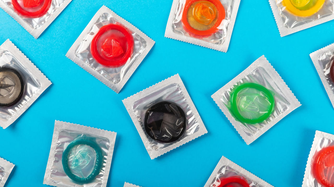 ఫిలిప్పీన్స్: ఫిలిప్పీన్స్లో కాథలిక్ చర్చికి బలమైన ప్రభావం ఉంది. చర్చి ప్రకారం, కండోమ్ల వాడకం ప్రకృతి నియమాలకు, మతపరమైన ఆలోచనలకు విరుద్ధం. అందువల్ల, ఫిలిప్పీన్స్ ప్రభుత్వం ఇక్కడ కండోమ్ల వాడకాన్ని నిషేధించింది.