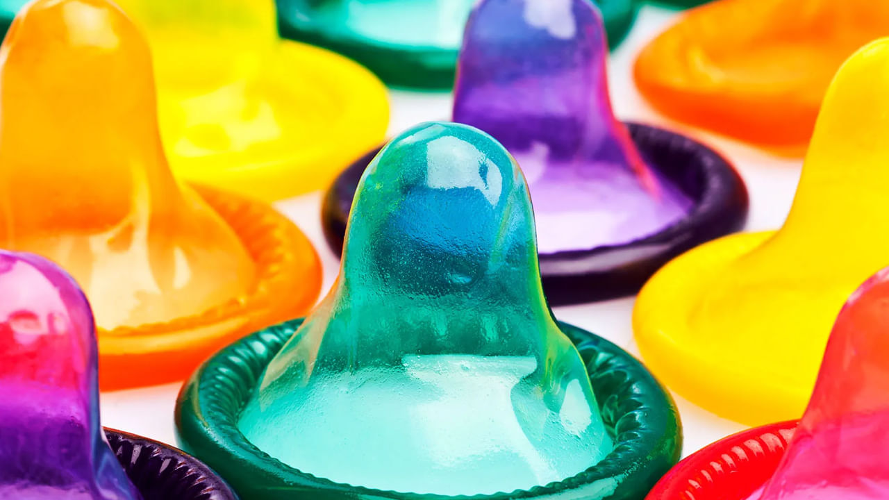 ఇండోనేషియా: ఆఫ్ఘనిస్తాన్ తర్వాత కండోమ్లను పూర్తిగా నిషేధించిన రెండవ దేశం ఇండోనేషియా. ఇక్కడ కండోమ్ల వాడకం వ్యభిచారం, అనైతిక సంబంధాలను పెంచుతుందని ఇక్కడి ప్రభుత్వం పేర్కొంది. అందువల్ల, దేశంలో కండోమ్ల వాడకాన్ని నిషేధించింది