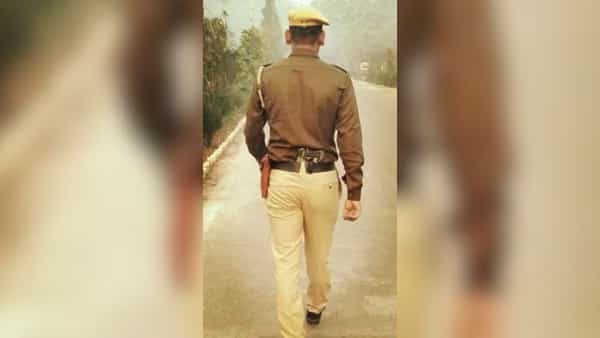 పరిగెడుతూ పడిపోయిన కానిస్టేబుల్.. బుల్లెట్ పేలి స్పాట్లోనే దుర్మరణం!