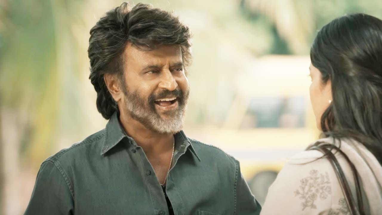 ఈ క్రమంలోనే కూలీ మూవీకి సంబంధించిన ఓ ఇంట్రెస్టింగ్ న్యూస్ వైరల్ అవుతుంది. అది ఏమిటంటే? ఈ మూవీలో సూపర్ స్టార్ రజినీకాంత్ ప్లేస్‌లో మరో స్టార్ హీరో చేయాల్సి ఉండగా, ఆ స్టార్ హీరో రిజక్ట్ చేయడంతో రజినీకాంత్‌కు ఈ ఛాన్స్ వచ్చిందంట. మొదట డైరెక్టర్ ఈ మూవీని స్టార్ యాక్టర్ కమలహాసన్‌తో చేయాలి అనుకున్నాడంట. కానీ తనకు కథ సెట్ కాదని చెప్పి కమలహాసన్ మూవీ రిజక్ట్ చేయడంతో ఈ సినిమా ఛాన్స్ రజినీకాంత్ వద్దకు వెళ్లిందే.