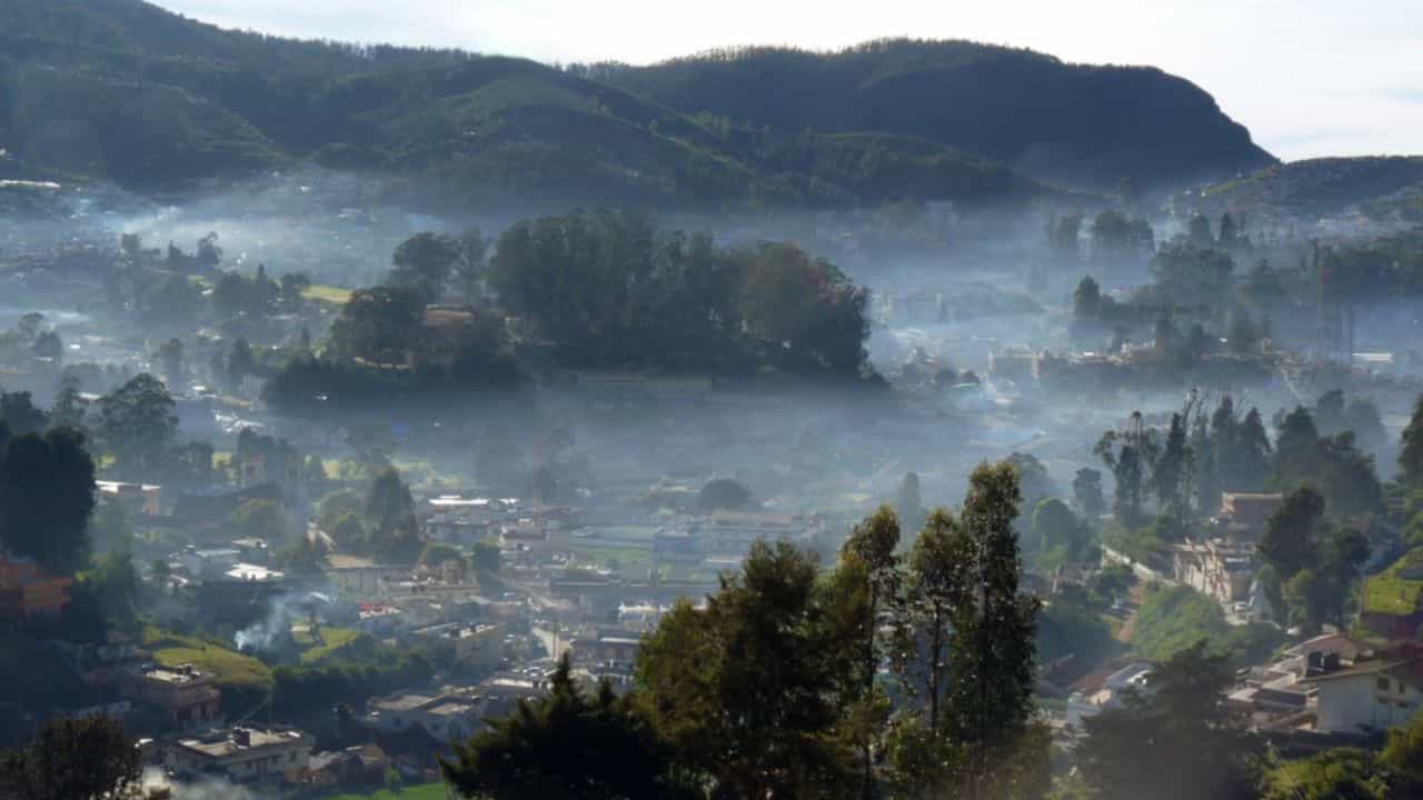 కూనూర్ (Coonoor).. నీలగిరి పర్వతాల మధ్య ఉన్న కూనూర్.. ఊటీతో పోలిస్తే చాలా ప్రశాంతమైన వాతావరణాన్ని అందిస్తుంది. చుట్టూ ఉండే టీ తోటలు, పర్వతాలు, నీలి రైలు దృశ్యాలు వర్షాకాలంలో ఒక కొత్త అనుభూతిని ఇస్తాయి. ఇక్కడ సిమ్స్ పార్క్, డాల్ఫిన్స్ నోస్ లాంటి చూడాల్సిన ప్రదేశాలు ఉన్నాయి.