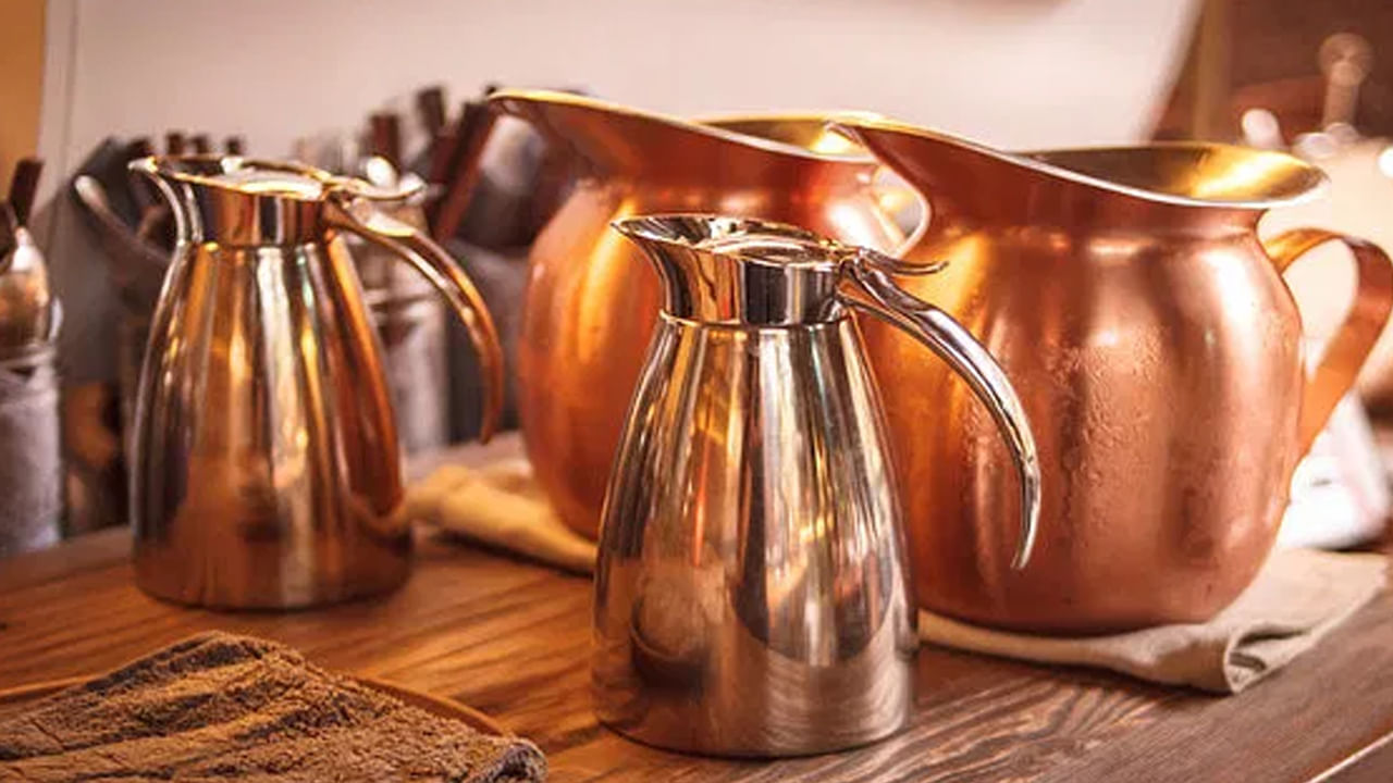 కొందరు రాగి పాత్రలో నీటిని తాగిన తర్వాత దాన్ని శుభ్రం చేయకుండానే మళ్లీ నీటిని పోసి వాటిని తాగుతుంటారు. ఇలా చేయడం వల్ల ఆ పాత్రలో బ్యాక్టీరియా పేరుకుపోయే అవకాశం ఉందని.. ఆ వాటర్ తాగడం ద్వారా అనారోగ్య సమస్యకూడా రావచ్చని నిపుణులు అంటున్నారు. కాబట్టి ప్రతి వినియోగం తర్వాత రాగి పాత్రను శుభ్రంగా కడగడం అలవాటు చేసుకోండి. 