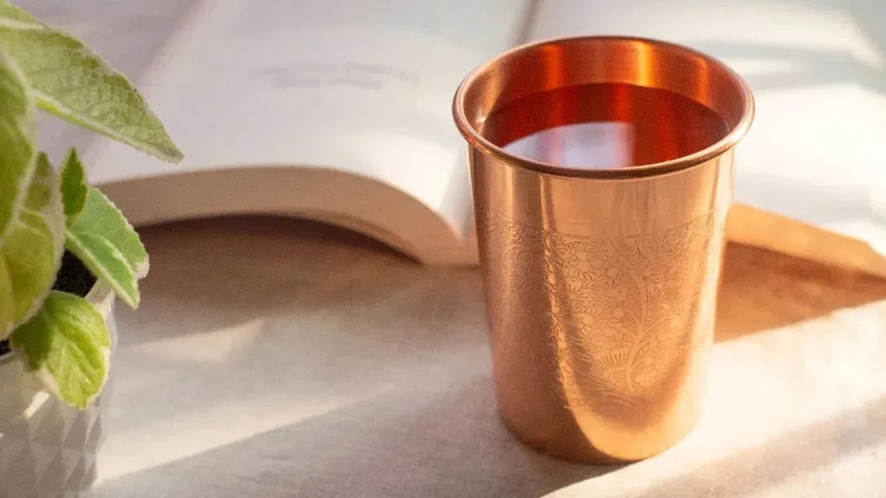 రాగి పాత్రలో నీళ్లు తాగడం వల్ల అనేక ఆరోగ్య ప్రయోజనాలు ఉన్నాయని మన అందరికీ తెలిసిన విషయమే, ఇలా చేయడం ద్వారా జీర్ణక్రియ మెరుగవడం, రోగనిరోధక శక్తి పెరగడం, శరీరాన్ని డిటాక్స్ చేయడం వంటి అనేక ప్రయోజనాలు ఉన్నాయి. కానీ ఆ పాత్రల్లోని నీటిని తాగేటప్పుడు కొన్ని పాటించకపోతే, దానివల్ల లాభాల కన్నా నష్టాలే ఎక్కువ జరగవచ్చని ఆరోగ్య నిపుణులు చెబుతున్నారు 
