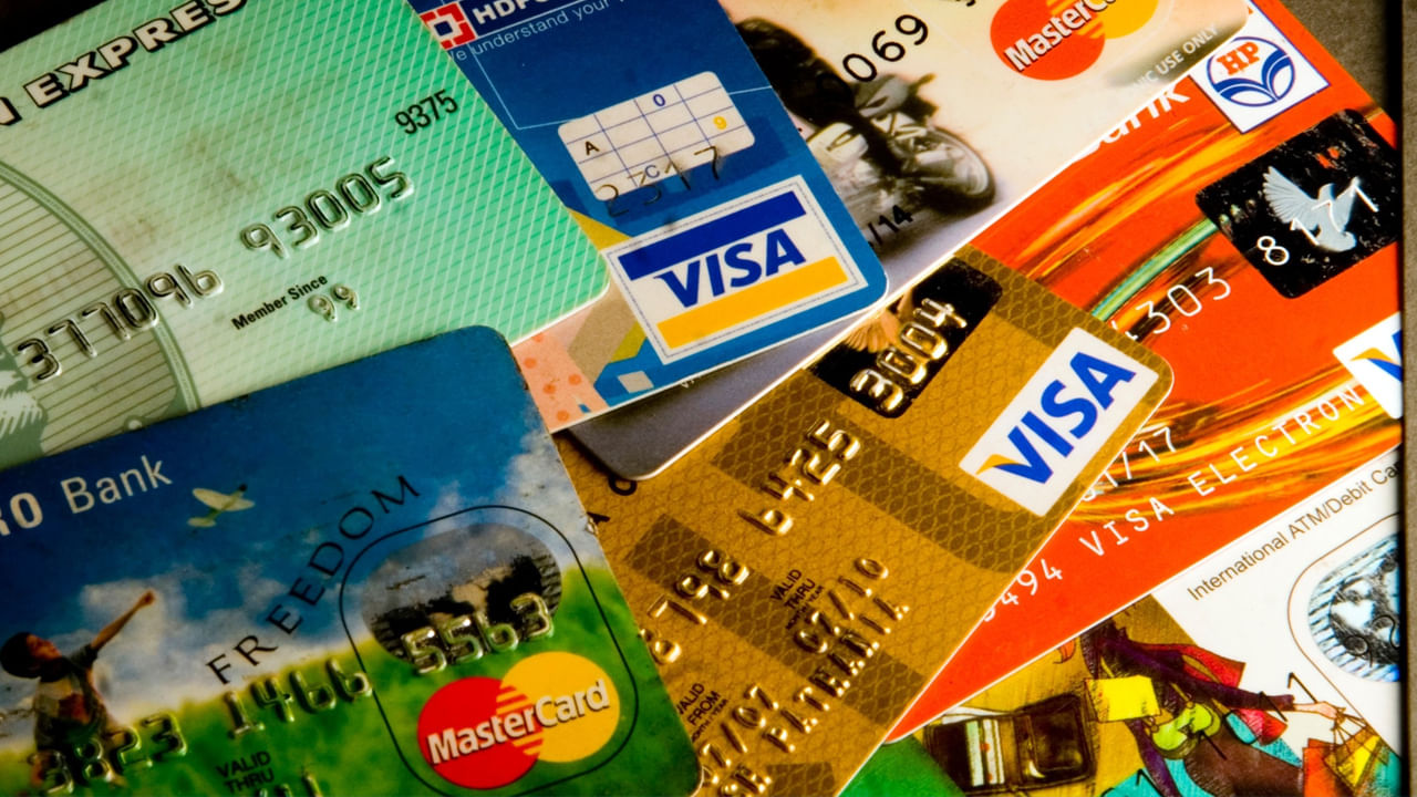 అధిక వడ్డీ రేట్లు.. యానువల్‌ ఫీజు లేనప్పటికీ, ఈ కార్డులు అధిక వడ్డీ రేట్లను కలిగి ఉండవచ్చు. తద్వారా మీ కార్డు వాడకం మరింత ఖరీదైనదిగా మారుతుంది. 'లైఫ్ టైమ్ ఫ్రీ' క్రెడిట్ కార్డు కోసం దరఖాస్తు చేసేటప్పుడు ఈ విషయాన్ని గమనించండి.