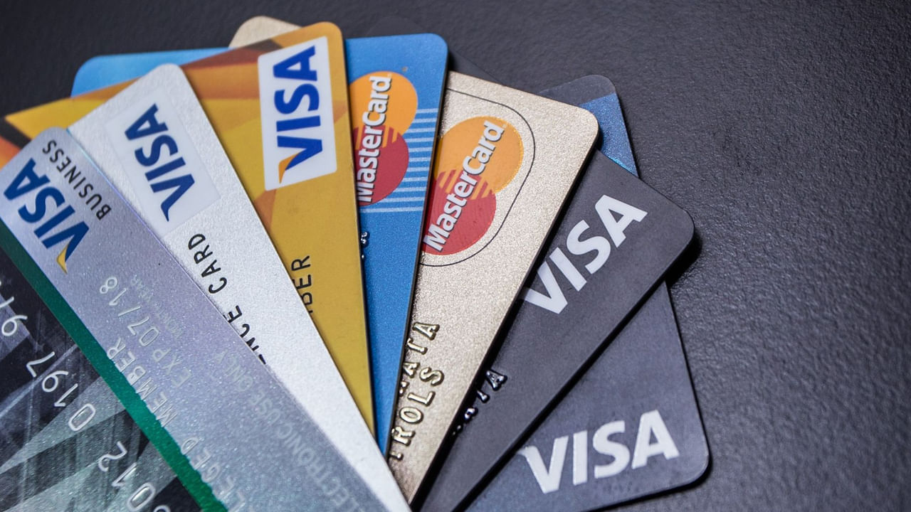 విదేశీ లావాదేవీ మార్పిడి ఫీజు.. వార్షిక ఫీజు లేనప్పటికీ, ఈ కార్డులకు ఫారెక్స్ మార్క్-అప్ ఫీజు (2 నుండి 4 శాతం మధ్య) ఉండవచ్చు. ఇది యూఎస్ డాలర్ లేదా బ్రిటిష్ పౌండ్లు వంటి విదేశీ కరెన్సీలో ఏదైనా ఉత్పత్తి లేదా సర్వీస్‌ ‌కోసం చెల్లింపు సమయంలో వసూలు చేస్తారు.