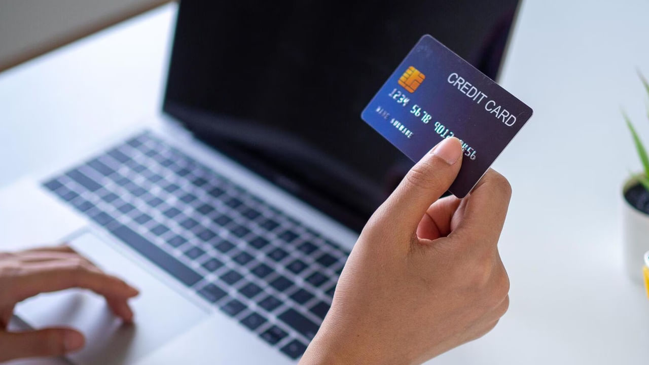 ఓవర్ లిమిట్ ఫీజు.. మీరు నగదు ఉపసంహరణను ఎంచుకున్నప్పుడు లేదా క్రెడిట్ లిమిట్ దాటి కార్డును ఉపయోగించినప్పుడు, బ్యాంకు దానిపై ఓవర్ లిమిట్ ఫీజును విధించవచ్చు. ఇది గుర్తుంచుకోవలసిన మరొక అంశం. ఆలస్య చెల్లింపు పెనాల్టీలు.. కార్డు జీవితకాలం ఉచితం అయినప్పటికీ క్రెడిట్ కార్డు బిల్లును సకాలంలో చెల్లించనప్పుడు ఆలస్య చెల్లింపు పెనాల్టీలు ఉండవచ్చు. ఇది ఇతర కార్డుల కంటే ఎంత ఎక్కువగా ఉందో చూసుకోవాలి.