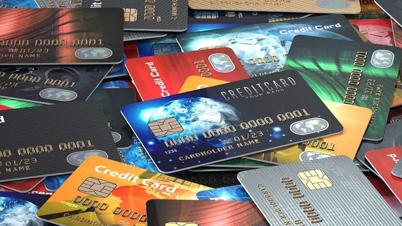 ఇనాక్టివిటీ ఫీజులు.. కొంత మంది కార్డును తరచుగా ఉపయోగించరు. దీనికిగానూ కొన్ని కార్డు ప్రొవైడర్‌ సంస్థలు ఫీజు విధించవచ్చు. మునుపటి సంవత్సరంలో మొత్తం ఖర్చు ఒక పరిమితిని దాటినప్పుడు మాత్రమే బ్యాంకులు కొన్ని కార్డులకు వార్షిక రుసుమును మాఫీ చేస్తాయి. ప్రాసెసింగ్ ఫీజు.. ఇది బ్యాంకులు విధించే సాధారణ ఫీజు కానప్పటికీ, ప్రాసెసింగ్ లేదా నిర్వహణ ఖర్చుల కోసమంటూ దీన్ని బ్యాంకులు చేస్తాయి. ఇది మీ కార్డుకు సాధారణంగానే ఉందా లేదా మరీ ఎక్కువగా ఉందా అన్న అన్న విషయాన్ని గమనించాలి.
