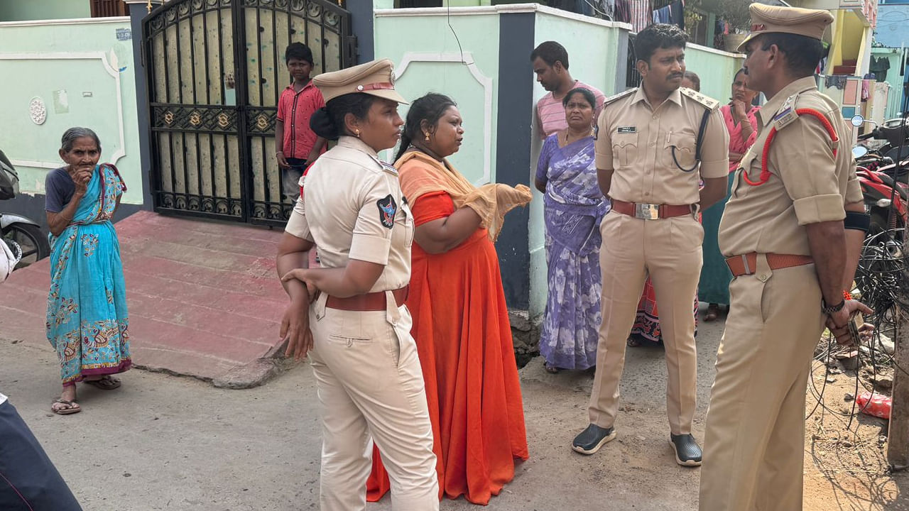 Andhra: అమ్మను చంపిన ప్రాణ స్నేహితురాలు.. అవన్నీ పట్టించుకోకుండా కూతురు ఏం చేసిందో తెలుసా..