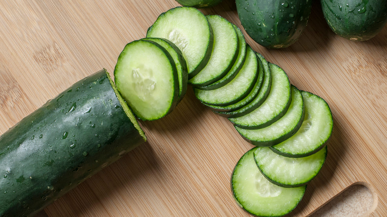 ఇది హీట్ బర్న్, స్కిన్ అలర్జీలు, సన్ బర్న్ నుంచి కూడా ఉపశమనాన్ని అందిస్తుంది. ఈ సమస్యలు ఉన్నప్పుడు దోసకాయను తినడం చాలా మంచిది. కిడ్నీలను ఆరోగ్యంగా ఉంచుతుంది: దోసకాయ తినడం వల్ల శరీరంలోని టాక్సిన్స్ తొలగిపోయి శరీర వ్యవస్థ సాఫీగా సాగుతుంది. దోసకాయ రసం తాగడం వల్ల కిడ్నీలు ఆరోగ్యంగా ఉంటాయి.