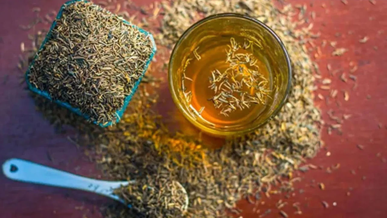 జీలకర్రలో విటమిన్-ఎ, విటమిన్-సి, రాగి, మాంగనీస్, యాంటీఆక్సిడెంట్, యాంటీ ఇన్ఫ్లమేటరీ లక్షణాలు పుష్కలంగా ఉన్నాయని.. ఇది శరీరానికి అనేక ప్రయోజనాలను అందించడంలో సహాయపడుతుందని ఆయుర్వేద నిపుణులు చెబుతున్నారు. ప్రతిరోజు ఉదయం ఖాళీ కడుపుతో జీలకర్ర నీరు తాగితే, అది శరీరాన్ని అనేక సమస్యల నుంచి రక్షించడంతోపాటు.. బరువు తగ్గేలా చేస్తుంది.. 