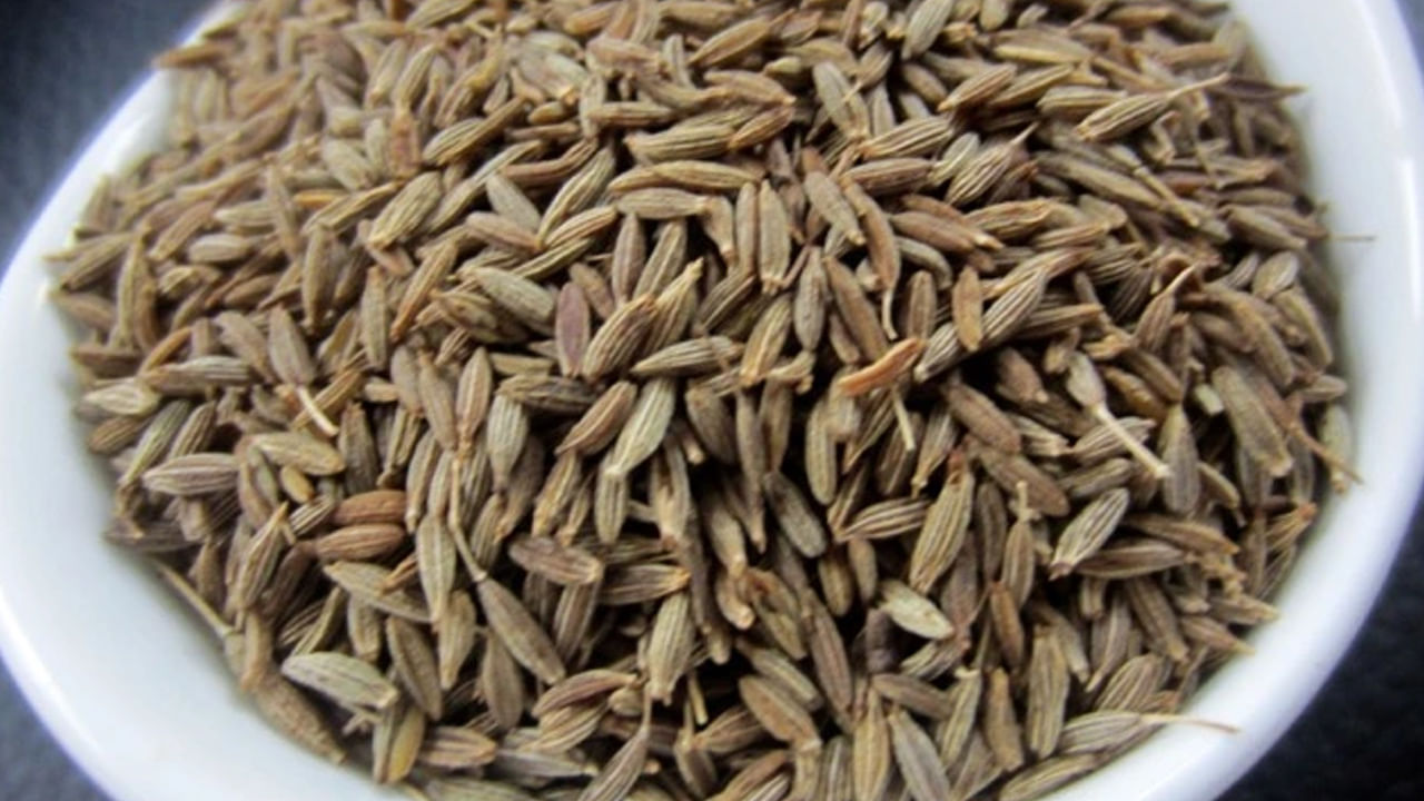 రాత్రి పడుకునే ముందు రెండు చెంచాల జీలకర్రను ఒక గ్లాసు నీటిలో వేయాలి. ఉదయం నిద్రలేచిన తర్వాత ఖాళీ కడుపుతో జీలకర్ర నీటిని మరిగించకుండా తాగాలి. మిగిలిన జీలకర్ర గింజలను కూడా నమిలి మింగేయాలి. ఇది బరువు తగ్గడంలో చాలా సహాయపడుతుంది. మీ బొడ్డు చుట్టూ పేరుకుపోయిన కొవ్వును తగ్గించడంలో జీలకర్ర చాలా ప్రభావవంతంగా ఉంటుంది. ఇది ఆకలిని తగ్గిస్తుంది. మన జీవక్రియను పెంచుతుంది. ఇలా శరీరంలో పేరుకుపోయిన అదనపు కొవ్వును తగ్గించి బరువు తగ్గించేందుకు జీలకర్ర సహాయపడుతుంది.