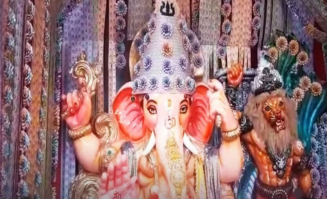 కరెన్సీ నోట్ల అలంకరణతో దేదీప్యమానంగా వెలిగిపోతున్న వినాయకుడు.. ఎన్ని కోట్లను ఉపయోగించారంటే..