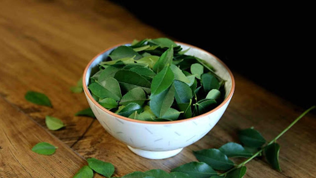 కరివేపాకులో ఫాస్పరస్ పుష్కలంగా ఉంటుంది. ఇది డీటాక్సీఫైయర్‌లా పనిచేస్తుంది. ఖాళీకడుపుతో కరివేపాకు తింటే మూత్రిపిండాల్లో పేరుకుపోయిన వ్యర్థాలు పూర్తిగా తొలగిపోతాయి. కరివేపాకులో విటమిన్‌-ఎ అధికం. ఇది కంటి చూపును మెరుగుపరచడమేకాదు, కంటి సమస్యల్ని ముందుగానే నివారిస్తుంది. గుండె ఆరోగ్యానికీ ఎంతో మేలు చేస్తుంది. 