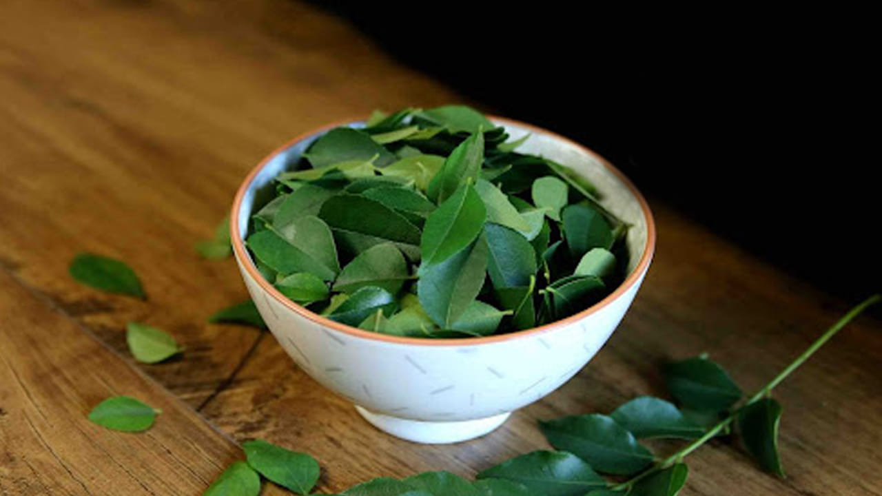 కరివేపాకులో ఫాస్పరస్ పుష్కలంగా ఉంటుంది. ఇది డీటాక్సీఫైయర్‌లా పనిచేస్తుంది. ఖాళీకడుపుతో కరివేపాకు తింటే మూత్రిపిండాల్లో పేరుకుపోయిన వ్యర్థాలు పూర్తిగా తొలగిపోతాయి. కరివేపాకులో విటమిన్‌-ఎ అధికం. ఇది కంటి చూపును మెరుగుపరచడమేకాదు, కంటి సమస్యల్ని ముందుగానే నివారిస్తుంది. గుండె ఆరోగ్యానికీ ఎంతో మేలు చేస్తుంది. 