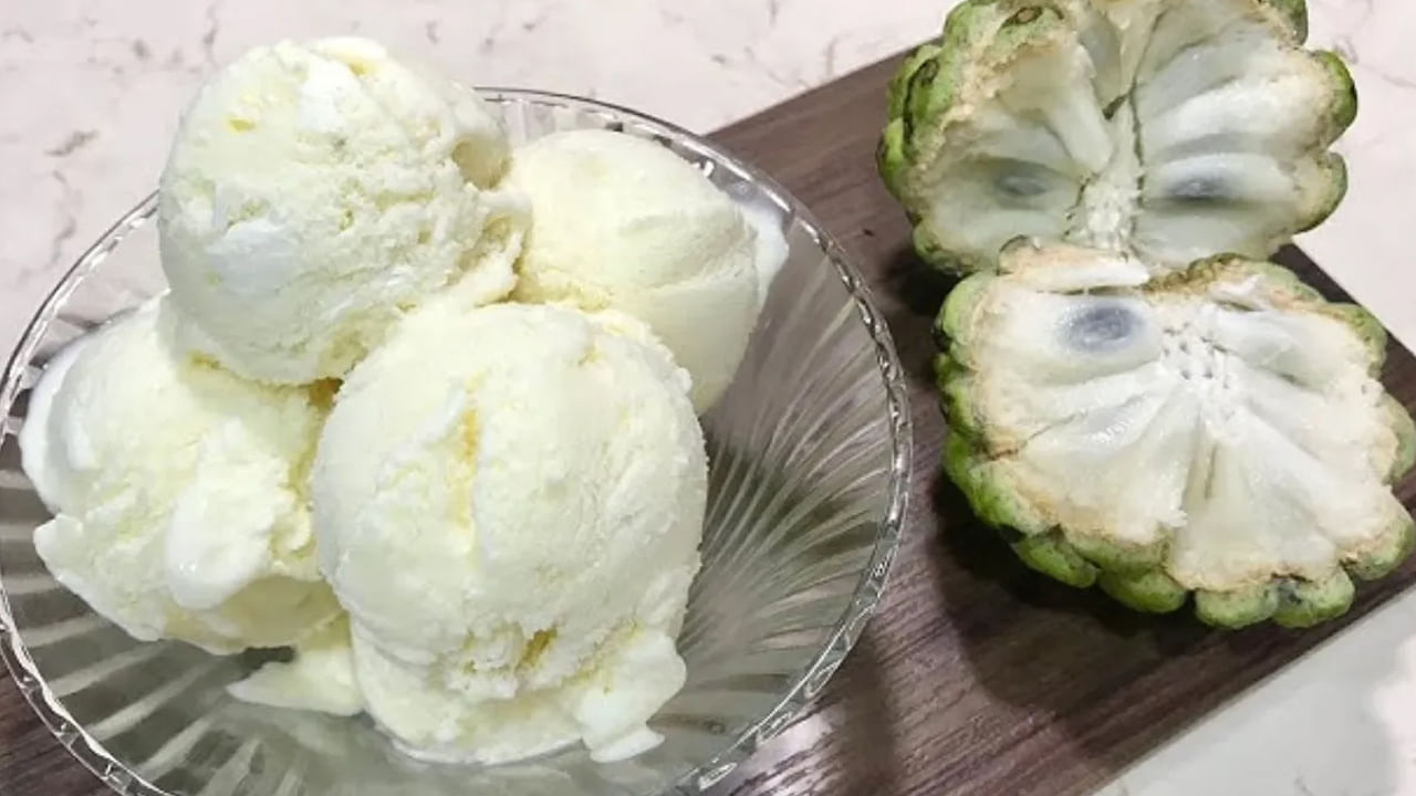 సీతాఫలం కళ్ళకు కూడా చాలా ప్రయోజనకరంగా పనిచేస్తుంది. ఇందులో లుటిన్ ఉంటుంది. ఇది శక్తివంతమైన యాంటీఆక్సిడెంట్, కళ్ళను ఫ్రీ రాడికల్ నష్టం నుండి రక్షిస్తుంది. విటమిన్ ఎ సమృద్ధిగా ఉండే సీతాఫలం చర్మం, జుట్టు, కంటి ఆరోగ్యానికి మేలు చేస్తుంది. ఇది చర్మంపై మొటిమలు, వయసు సంబంధిత మచ్చలను తగ్గించడంలో సహాయపడుతుంది.