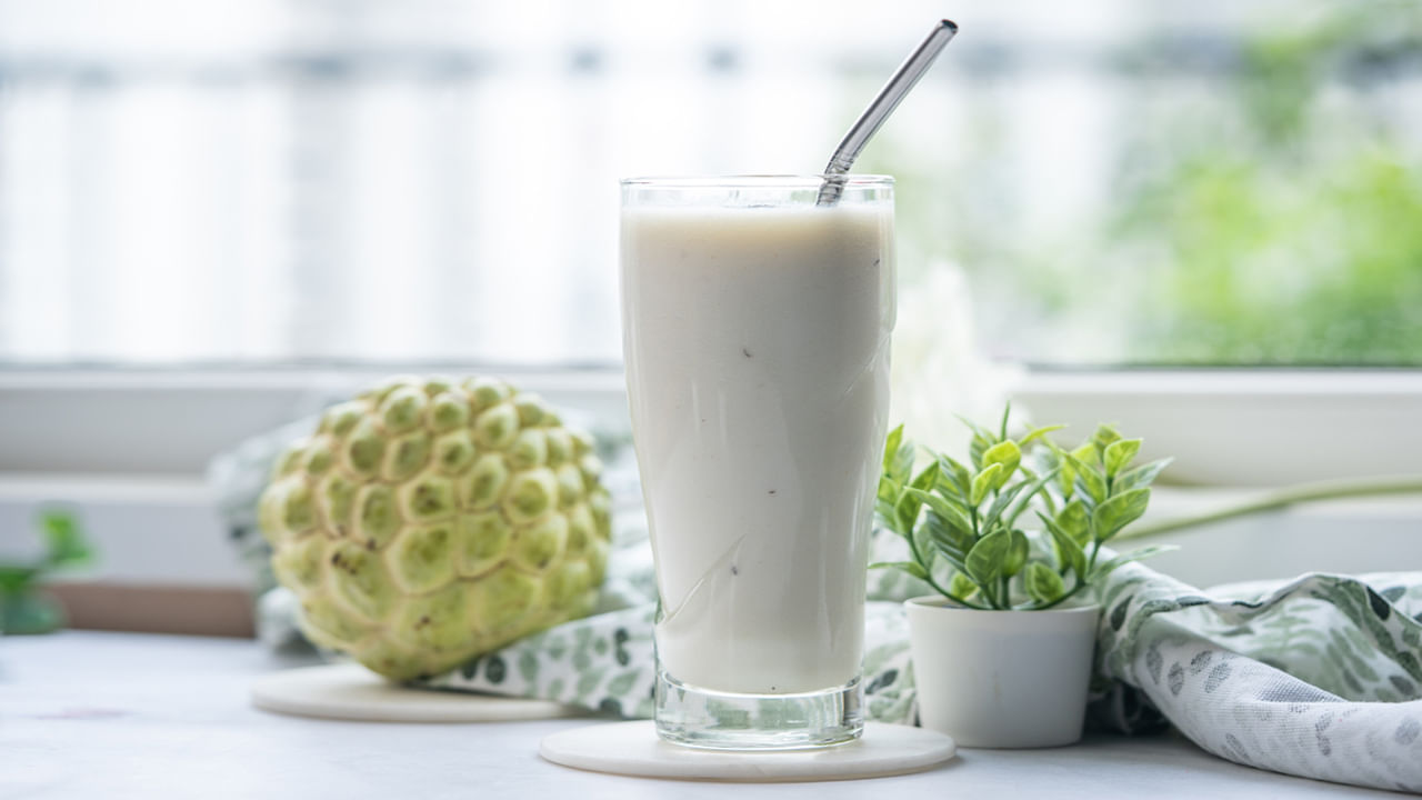 సీతాఫలంలో మంచి మొత్తంలో ఫైబర్ ఉంటుంది. ఇది జీర్ణవ్యవస్థను మెరుగుపరచడంలో సహాయపడుతుంది. ఈ పండు మలబద్ధకం, ఇతర కడుపు సమస్యల నుండి ఉపశమనం కలిగిస్తుంది. సీతాఫలం తినడం ద్వారా పేగు ఆరోగ్యం మెరుగుపడుతుంది. మీరు బరువు తగ్గడానికి ప్రయత్నిస్తుంటే, సీతాఫలం మంచి ఎంపిక. దీనిలోని ఫైబర్ కంటెంట్ మిమ్మల్ని ఎక్కువసేపు కడుపు నిండిన అనుభూతిని కలిగిస్తుంది, ఇది మీ తినాలనే కోరికను తగ్గిస్తుంది. ఇది మిమ్మల్ని అతిగా తినకుండా నిరోధిస్తుంది. దానిలోని తక్కువ కేలరీలు బరువు తగ్గడానికి మేలు చేస్తాయి. 