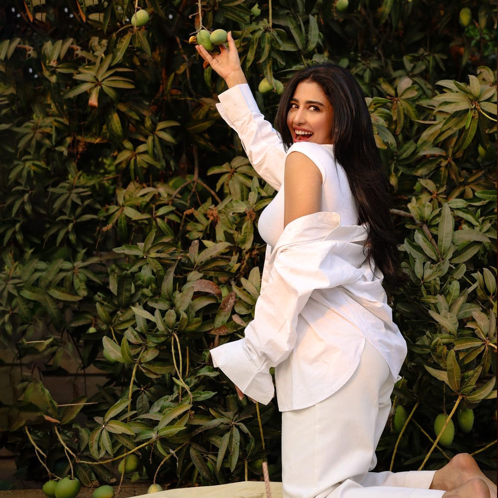 అలాగే కింగ్ నాగార్జున, నాగచైతన్య నటించిన బంగార్రాజు సినిమాలో చిన్న పాత్రతో పాటు స్పెషల్ సాంగ్ లో మెరిసింది ఈ భామ. ప్రస్తుతం ఈ చిన్నది మాస్ మహారాజ్ రవితేజ నటిస్తోన్న `రావణాసూర`లోనూ అవకాశం అందుకుంది.