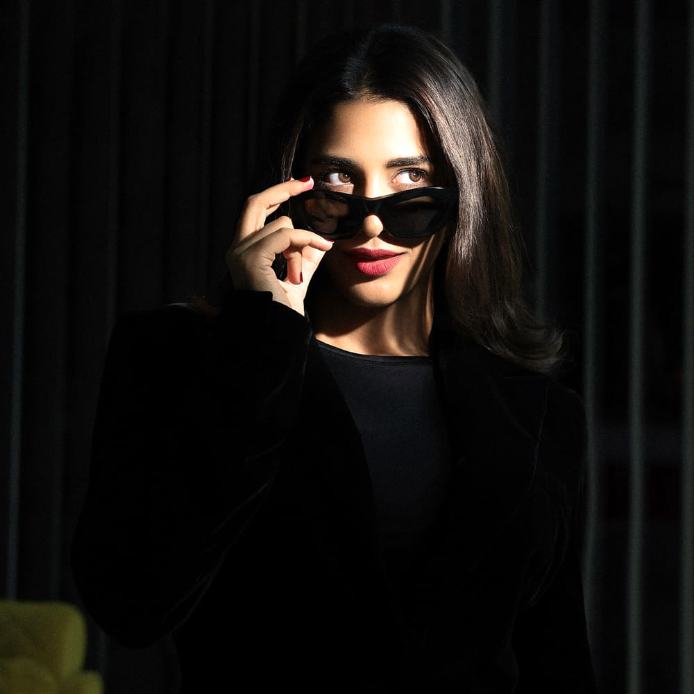 తాజాగా ఈబ్యూటీ పోస్ట్ చేసిన ఫోటోలు యువతకు నిద్రపట్టనివ్వడం లేదు. దక్షా నగార్కర్ ఈ ఫొటోల్లో చాలా హాట్ గా కనిపించింది. ఈ అందం ఇక్కడిది కాదు దేవలోకం నుంచి దిగివచ్చింది అంటూ కుర్రాళ్ళు కొంటె కామెంట్స్ చేస్తున్నారు.