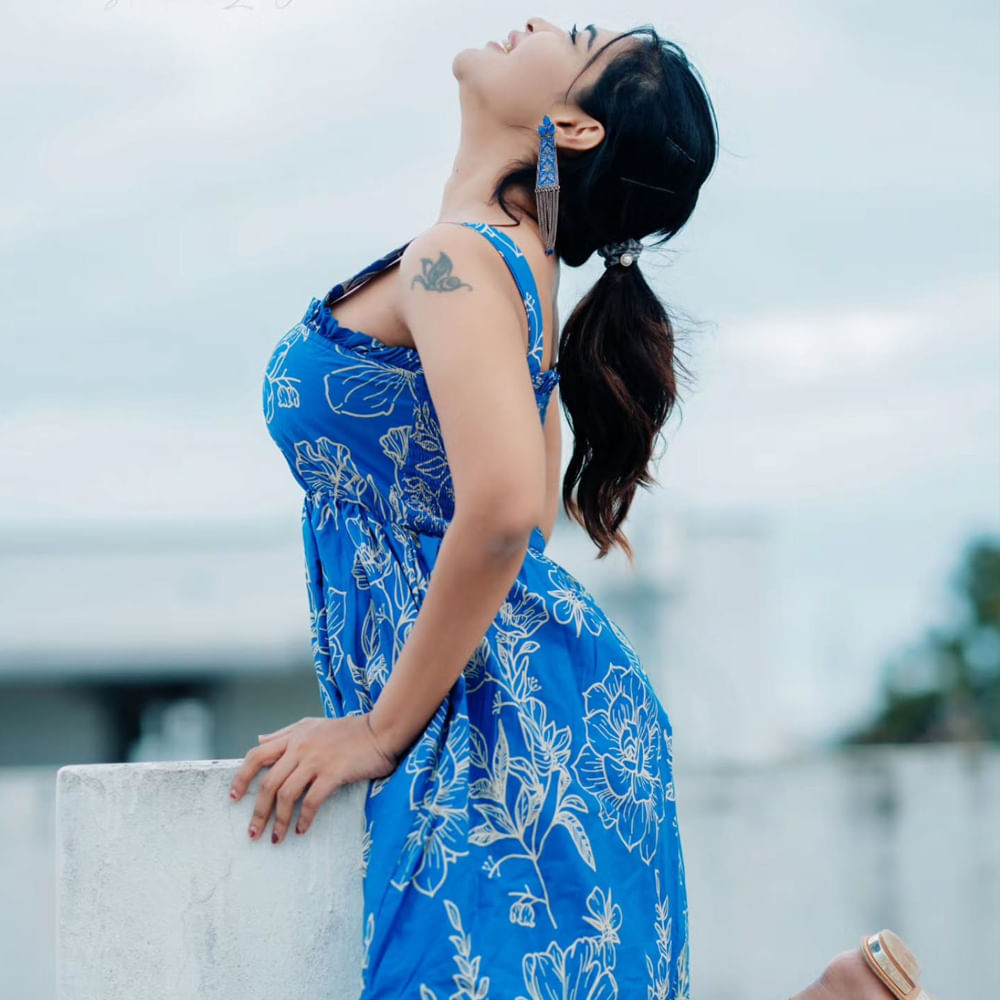 ఆమె మరెవరో కాదండి.. హీరోయిన్ దర్శ గుప్తా. తమిళ టీవీ సీరియల్ ముల్లం మలరుమ్‌లో నటించడం ద్వారా తన కెరీర్‌ను ప్రారంభించింది  ఈ ముద్దుగుమ్మ. ఆ తర్వాత రుద్ర తాండవం (2021), ఓ మై ఘోస్ట్ (2022) అనే రెండు చిత్రాలలో నటించి ఫేమస్ అయ్యింది. 