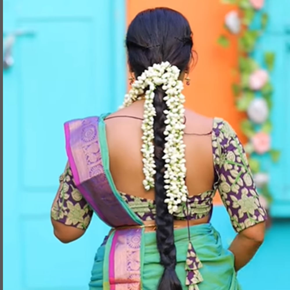 ప్రస్తుతం సోషల్ మీడియాలో సినీతారలు చేసే హడావిడి గురించి చెప్పక్కర్లేదు. నిత్యం ఏదోక పోస్ట్ చేస్తూ సందడి చేస్తుంటారు హీరోయిన్స్. అయితే ఇప్పుడు ఓ బిగ్ బాస్ బ్యూటీ కమ్ హీరోయిన్ ఇన్ స్టా ద్వారా భారీగానే సంపాదిస్తుందట. ఇంతకీ ఆమె ఎవరో తెలుసా.. ?