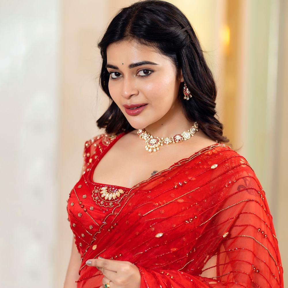 ఈ బ్యూటీకి ఇన్ స్టాలో  2.3 మిలియన్ల మంది ఫాలోవర్స్ ఉన్నారు. నిత్యం ఏదోక పోస్ట్ చేస్తూ సందడి చేస్తుంటుంది. అటు గ్లామరస్, ఇటు ట్రెడిషనల్ ఫోటోషూట్లతో రచ్చ చేస్తుంది. ఇన్ స్టాలో బ్రాండ్ ప్రమోషన్ల ద్వారా ఎక్కువే సంపాదిస్తుంది. ఇన్‌స్టాగ్రామ్‌లో సబ్‌స్క్రిప్షన్ ప్లాన్ నడుపుతుంది.