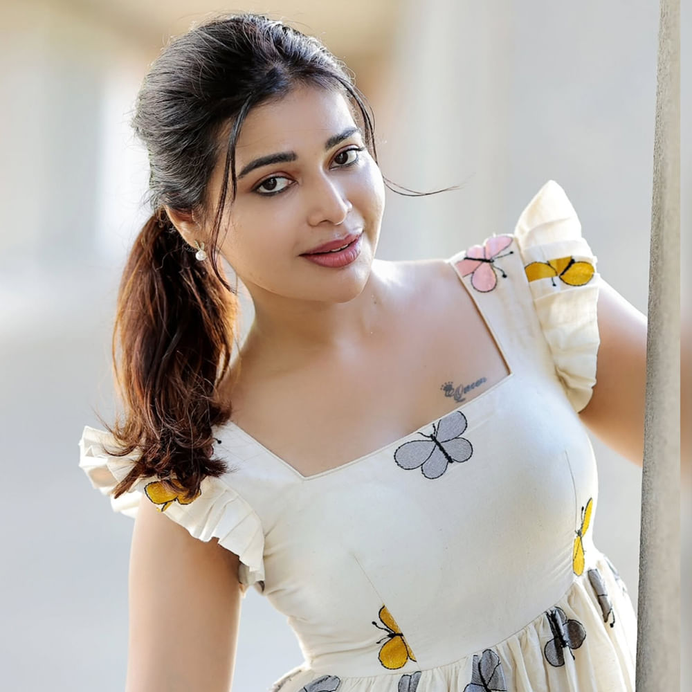 నెలకు రూ. 440 ప్రస్తుతం 961 మంది సబ్‌స్క్రైబర్‌లను కలిగి ఉంది. అంటే ఈ స్ట్రీమ్ ద్వారా నెలకు రూ.4 లక్షలకు పైగా ఆదాయాన్ని రాబడుతుందట. అలాగే బ్రాండ్ ప్రమోషన్స్ ద్వారా ఎక్కువే సంపాదిస్తుంది. 