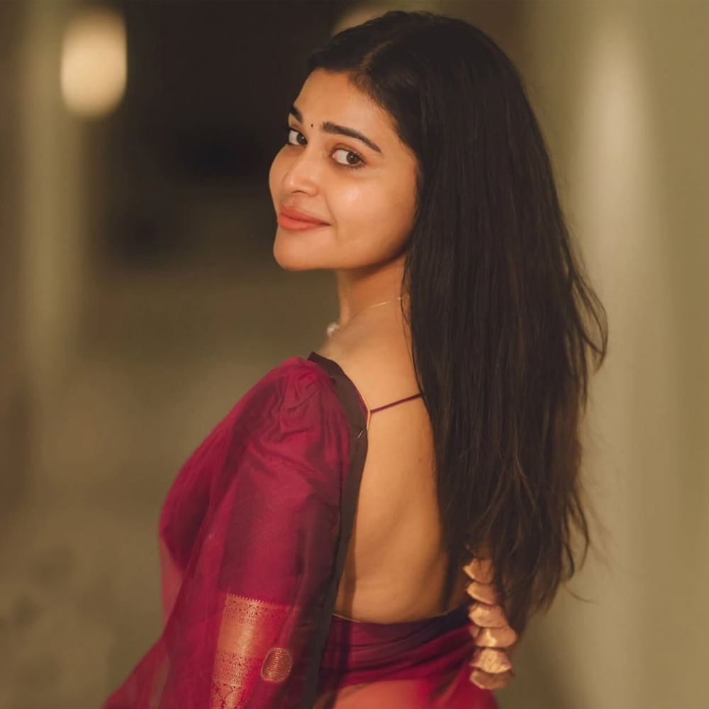 దర్శ గుప్తా.. కేవలం సినిమాలు, సీరియల్స్ కాకుండా సామాజిక సేవలు చేయడంలోనూ ముందుంటుంది. కరోనా సమయంలో దాదాపు 20 వేల మందికి పైగా వసతి, వైద్య సంరక్షణ కల్పించింది. దీంతో ఆమెను హార్ట్ ఆఫ్ ది ఇయర్ అవార్డ్ తో ఆమెను సత్కరించారు. 