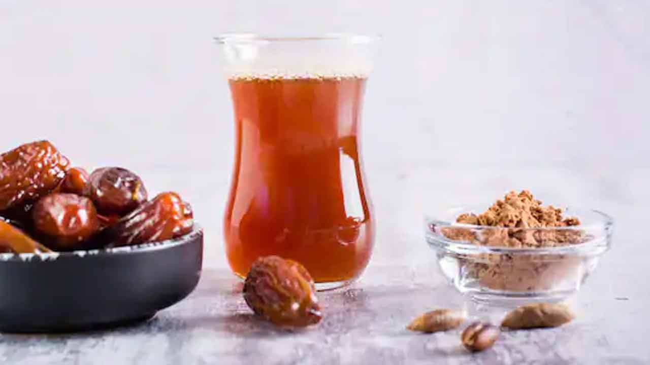 కొన్ని విత్తనాలను సేకరించి వాటిని బాగా శుభ్రం చేసుకోవాలి. తరువాత వాటిని ఎండలో ఆరబెట్టి, మీడియం మంట మీద పాన్ లో వేయించాలి. అవి కరకరలాడుతున్నప్పుడు, వాటిని తీసి మీ ముక్కలుగా చేసుకుని గ్రైండర్లో పొడి చేసుకోవాలి. ఈ పొడిని ప్రతిరోజూ గోరువెచ్చని పాలలో 1 చెంచా చొప్పున తీసుకొచ్చు. లేదంటే, ఆ పొడిని నీరు లేదా తేనెతో కూడా కలిపి రోజుకు ఒకసారి తినవచ్చు.