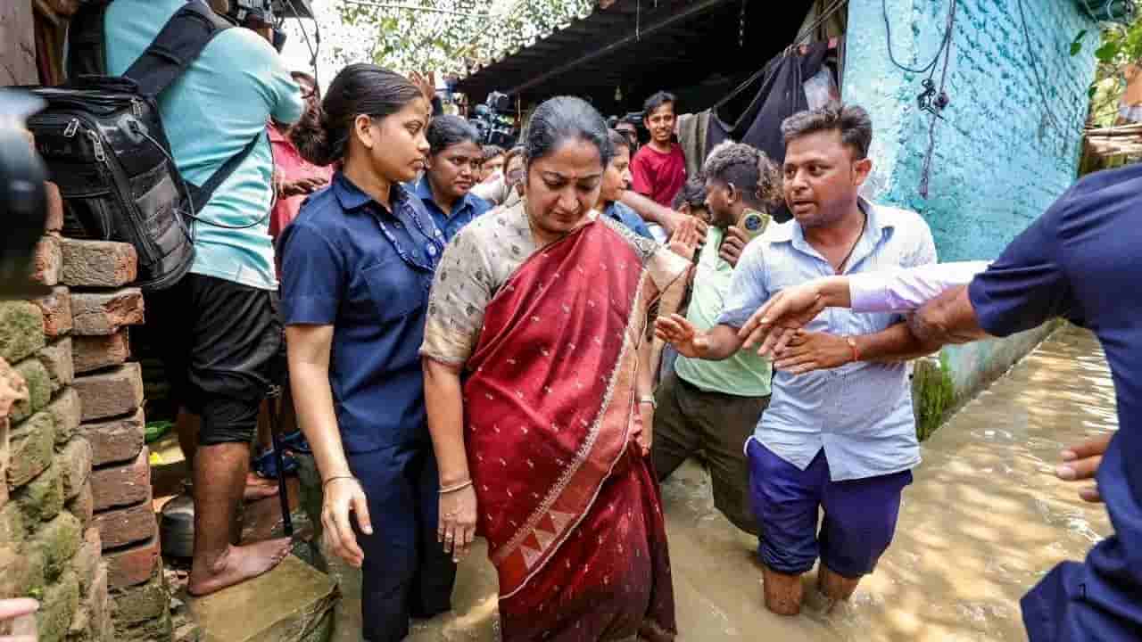 ఢిల్లీ సీఎం రేఖ గుప్తాపై దాడికి యత్నం.. పోలీసుల అదుపులో నిందితుడు
