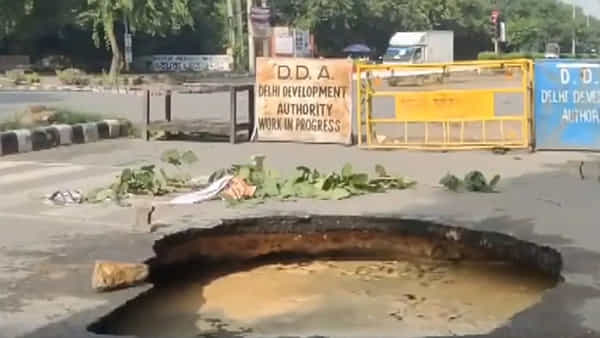 ఢిల్లీలో రద్దీ రోడ్డు.. ఒక్కసారిగా కూలిపోయింది! పెద్ద గుంత ఏర్పడి..