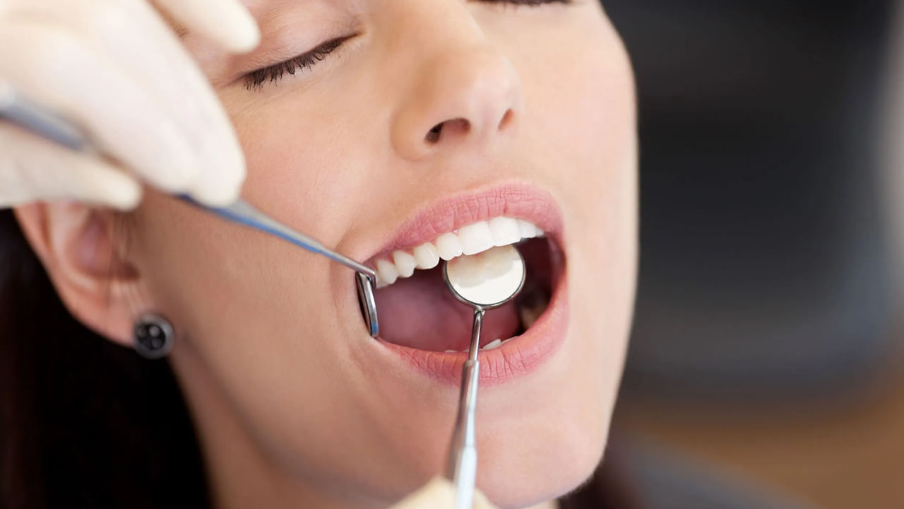 అలాగే స్ట్రాబెర్రీల్లో మాలిక్‌ ఆమ్లం ఉంటుంది. ఇది దంతాలను మెరిపిస్తుంది. వీటిలోని శక్తిమంతమైన యాంటీ ఆక్సిడెంట్లు దంతాలపై మరకలకు కారణమైన బ్యాక్టీరియాను నిర్మూలిస్తాయి. చిగుళ్లలో వాపు రాకుండా చేస్తాయి.