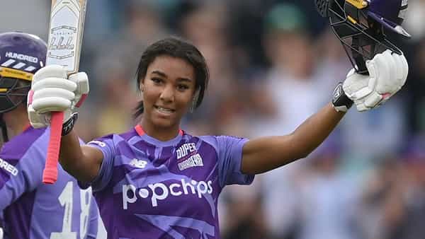 Devina Perrin : 15ఫోర్లు, 5సిక్సులు..42 బంతుల్లోనే సెంచరీ.. బౌలర్లను ఉతికారేసిన 18ఏళ్ల వీర వనిత
