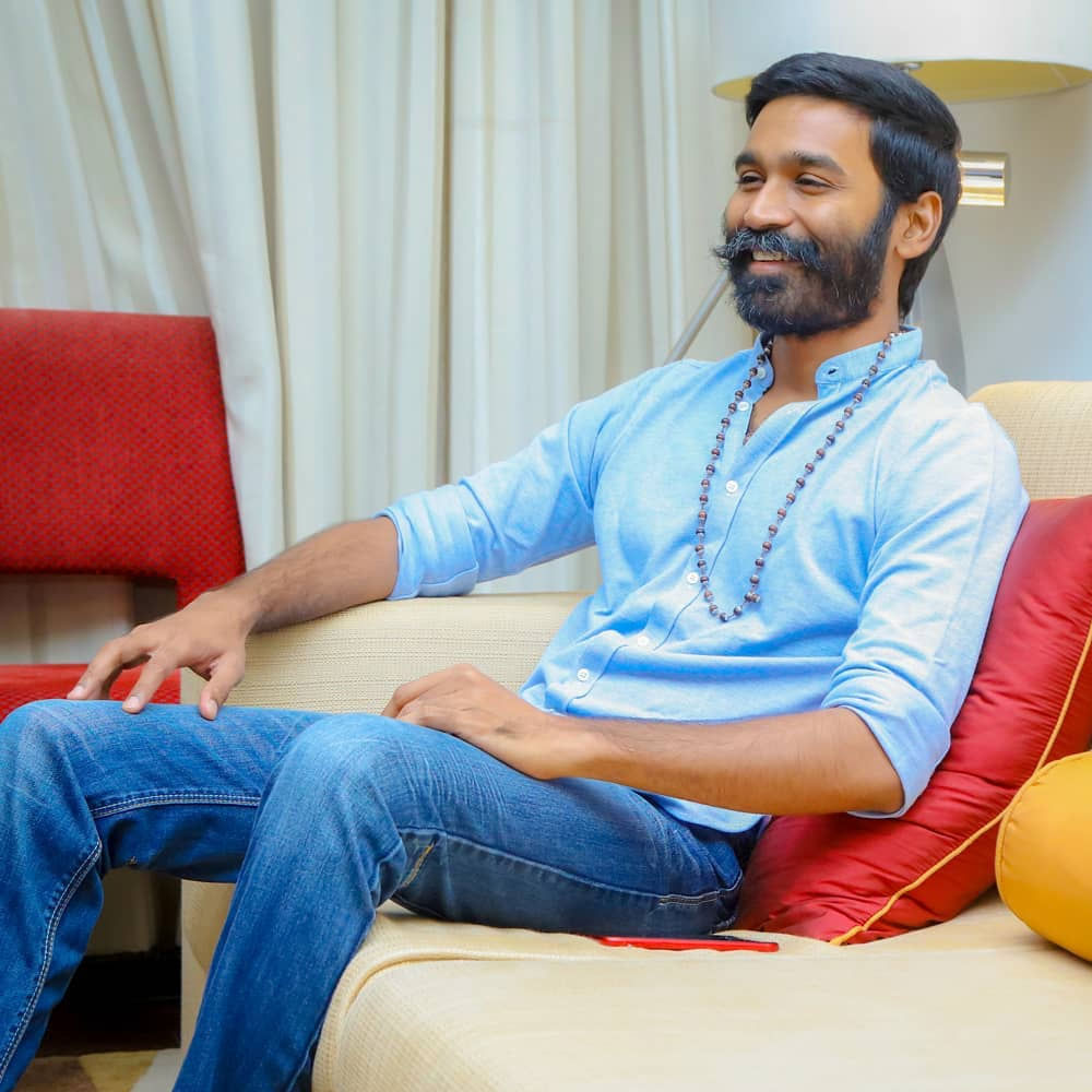 కోలీవుడ్‌ స్టార్ హీరో ధనుష్‌కు సౌత్‌లో ఎంత క్రేజ్‌ ఉందో... నార్త్‌లోనూ అంతే మంచి ఫాలోయింగ్ ఉంది. బాలీవుడ్‌లోనూ క్రేజీ మూవీస్‌లో నటించిన ఈ వర్సటైల్‌ స్టార్‌, అక్కడి మూవీ ఈవెంట్స్‌లోనూ రెగ్యులర్‌గా కనిపిస్తుంటారు. 
