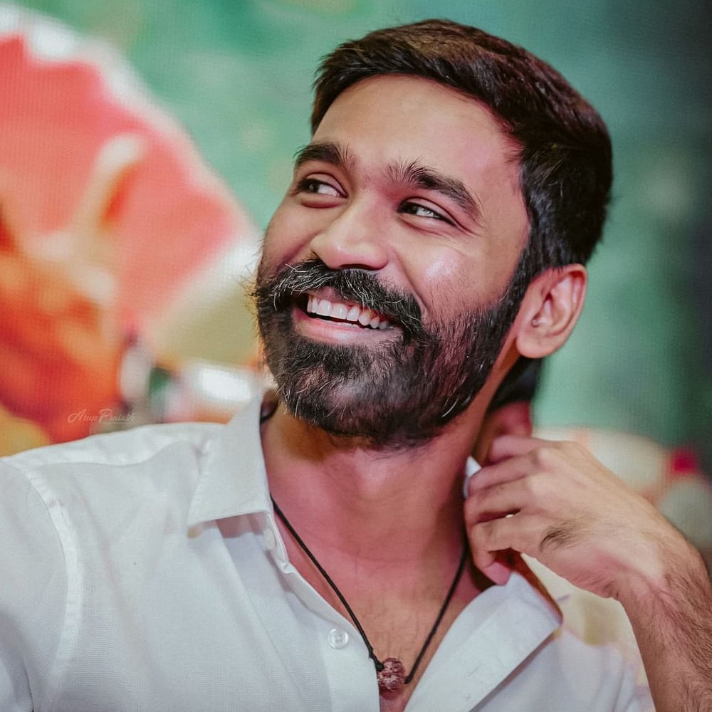 అంతే... ఈ ఇద్దరి మధ్య సంథింగ్ సంథింగ్ అన్న వార్తలు సోషల్ మీడియాలో వైరల్ అయ్యాయి. ధనుష్‌కు సంబంధించిన న్యూస్ కావటంతో దక్షిణాదిలో ఈ న్యూస్ ట్రెండింగ్‌లోకి వచ్చేసింది. ముందు ఈ రూమర్స్‌ను లైట్‌ తీసుకున్న మృణాల్‌, ఎంతకీ తగ్గకపోవటంతో ఫైనల్‌గా క్లారిటీ ఇచ్చారు. 
