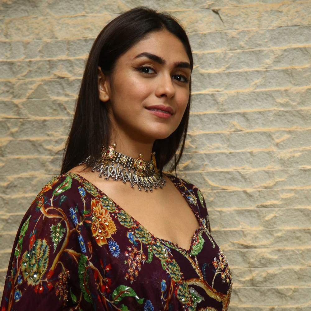 సన్నాఫ్ సర్దార్‌ ఈవెంట్‌కు ధనుష్ అటెండ్ అవుతున్న విషయం తనకు అసలు తెలియదన్నారు. అజయ్ దేవగన్‌ ఇన్వైట్ చేస్తేనే ఆయన వచ్చారని, ఈవెంట్‌లో ఫార్మల్‌గా మాట్లాడుకున్నామే తప్ప స్పెషల్ ఏం లేదని క్లారిటీ ఇచ్చారు.
