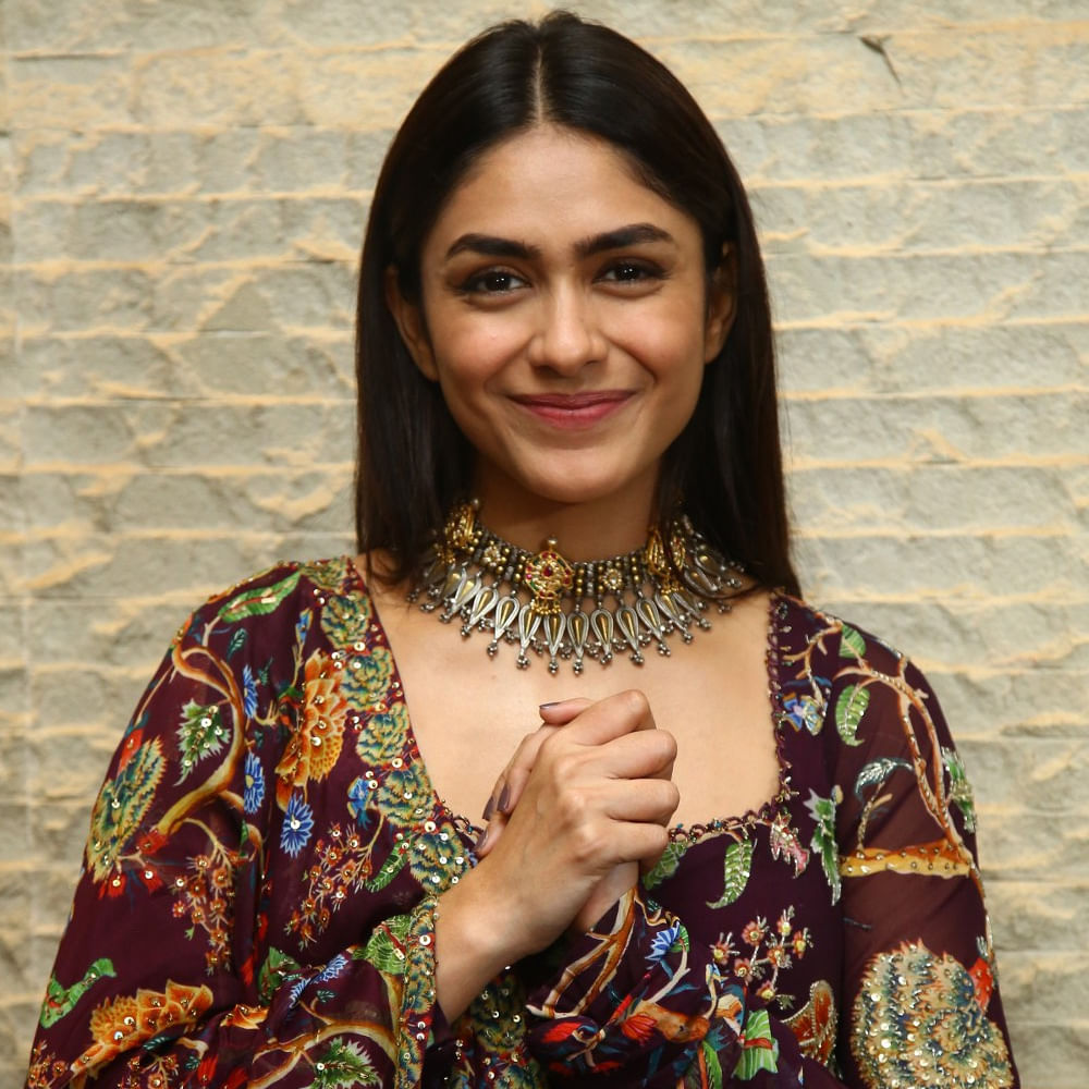 
సౌత్‌లో బిజీగా ఉంటూనే నార్త్‌ ఇండస్ట్రీతోనూ టచ్‌లో ఉంటున్నారు ధనుష్‌. ప్రజెంట్ ఆనంద్‌ ఎల్‌రాయ్ దర్శకత్వంలో తేరే ఇష్క్‌మే సినిమాలో నటిస్తున్నారు. రొమాంటిక్ యాక్షన్ డ్రామాగా తెరకెక్కుతున్న ఈ సినిమా ఈ ఏడాదే ప్రేక్షకుల ముందుకు రానుంది.
