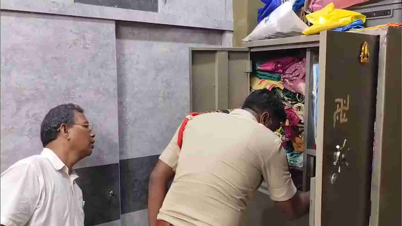 ధర్మపురిలో పట్టపగలు రెచ్చిపోయిన దొంగలు.. ఇంటి తాళం పగలగొట్టి దోపిడీ!