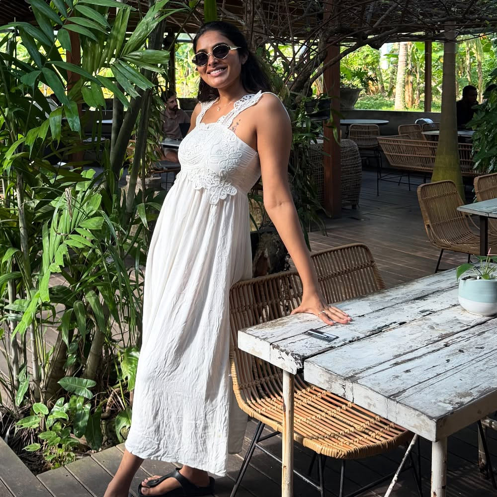 ఇక సోషల్ మీడియాలో ఓ రేంజ్ లో అందాలతో ఆరబోసింది ఈ చిన్నది. బిగ్ బాస్ నుంచి బయటకు వచ్చిన తర్వాత దివికి ఆశించిన స్థాయిలో అవకాశాలు అందుకోలేదు. కానీ ప్రైవేట్ సాంగ్స్ తో ప్రేక్షకులను అలరిస్తోంది దివి. అలాగే సోషల్ మీడియాలోనూ ఈ చిన్నది చాలా యాక్టివ్ గా ఉంటుంది.