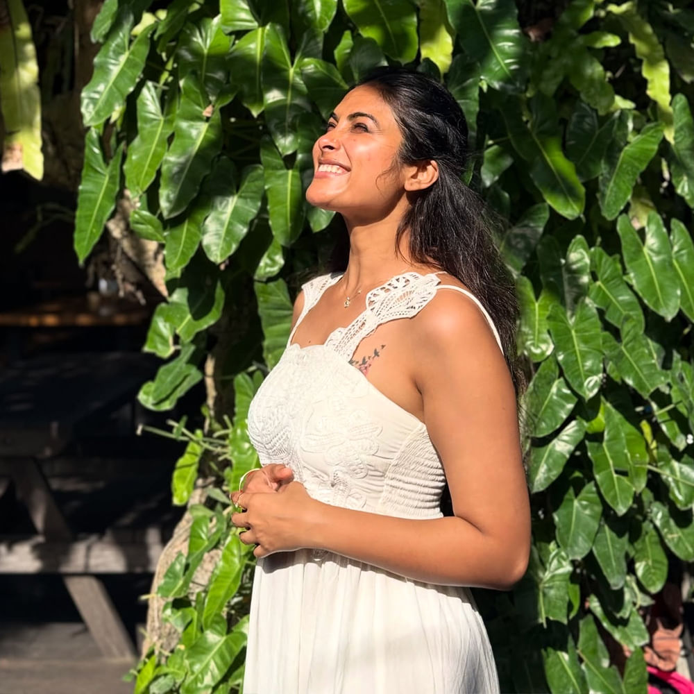 సూపర్ స్టార్ మహేష్ బాబు నటించిన మహర్షి సినిమాలో నటించి ఆకట్టుకుంది. ఈ సినిమాతోనే దివి ఇండస్ట్రీలోకి అడుగుపెట్టింది. ఇక బిగ్ బాస్ హౌస్ లో తన అందాలతో పాటు ఆటతోనూ మెప్పించింది ఈ ముద్దుగుమ్మ. బిగ్ బాస్ తో ఒక్కసారిగా దివి క్రేజ్ పెరిగిపోయింది.