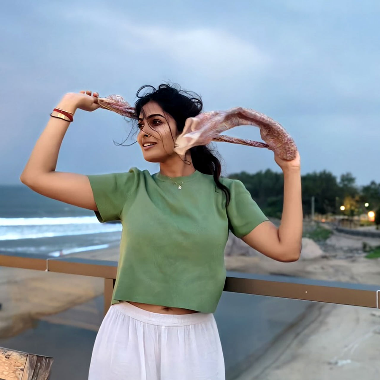 సోషల్ మీడియాలో యాక్టివ్ గా ఉండే ముద్దుగుమ్మల్లో దివి ఒకరు. బిగ్ బాస్ ద్వారా విపరీతమైన క్రేజ్ తెచ్చుకుంది వయ్యారి భామ దివి. బిగ్ బాస్ కంటే ముందు దివి కొన్ని సినిమాల్లో చిన్న చిన్న పాత్రల్లో నటించి మెప్పించింది. ఈ అమ్మడికి ఫ్యాన్ ఫాలోయింగ్ ఎక్కువే